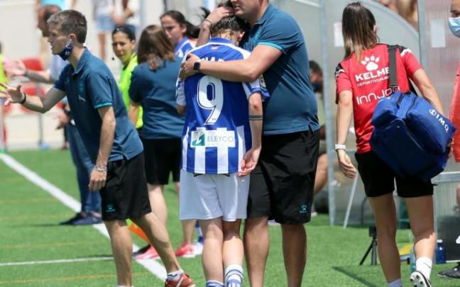 Mikel Crespo abraza a Sanadri minutos antes del ascenso a la máxima categoría.