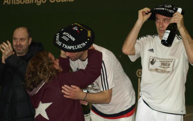 El abrazo de María e Iker tras la final.