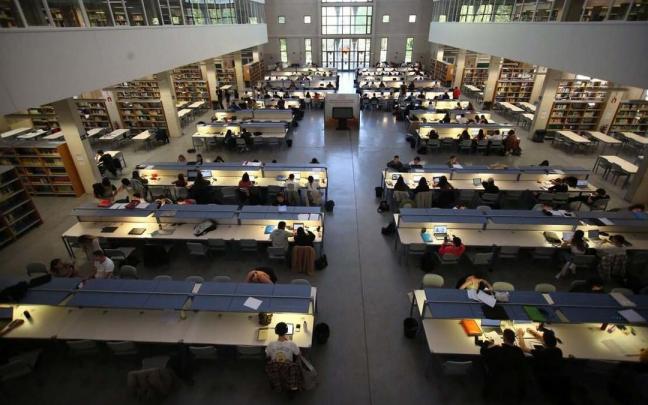 Estudiantes de la UPNA, en la biblioteca. Estudiantes de la UPNA, en la biblioteca.