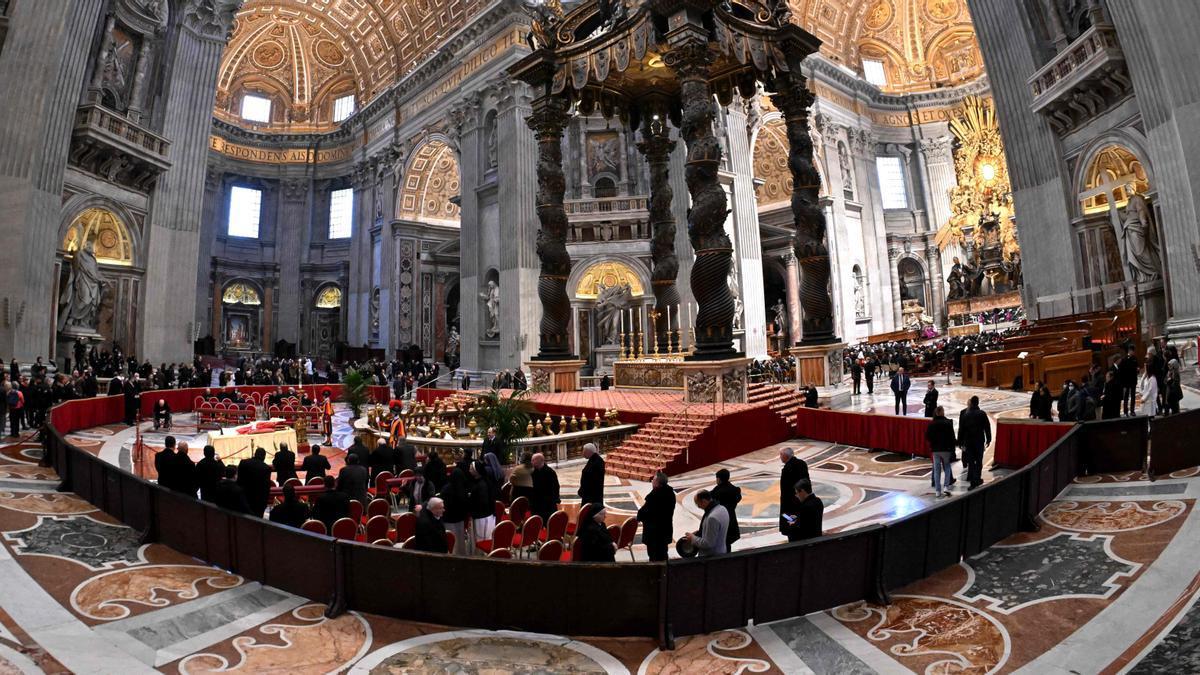 Cola para despedir a Benedicto XVI en San Pedro de Roma.