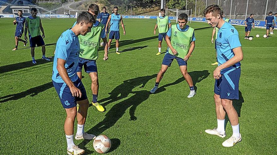 Pacheco, a la derecha de la imagen, se perfila como titular tras haber jugado con la selección sub-21 durante el parón liguero.