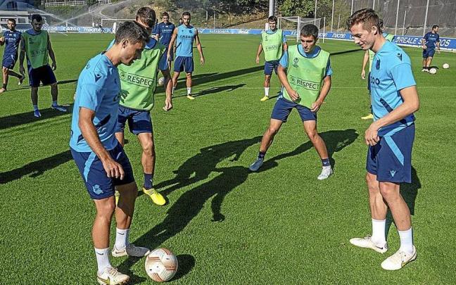 Pacheco, a la derecha de la imagen, se perfila como titular tras haber jugado con la selección sub-21 durante el parón liguero.