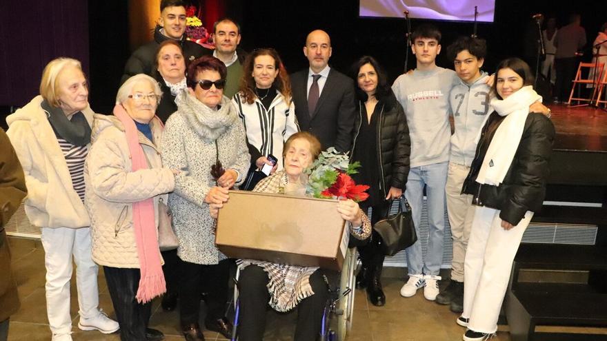 Familiares de Francisco Velaza en el cementerio