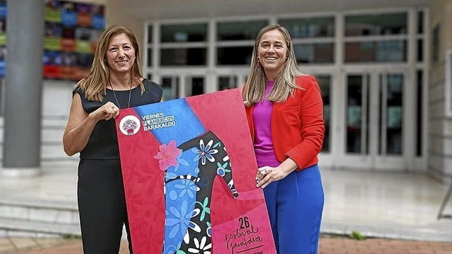 Ana López Asensio y Nerea Cantero, con el cartel.