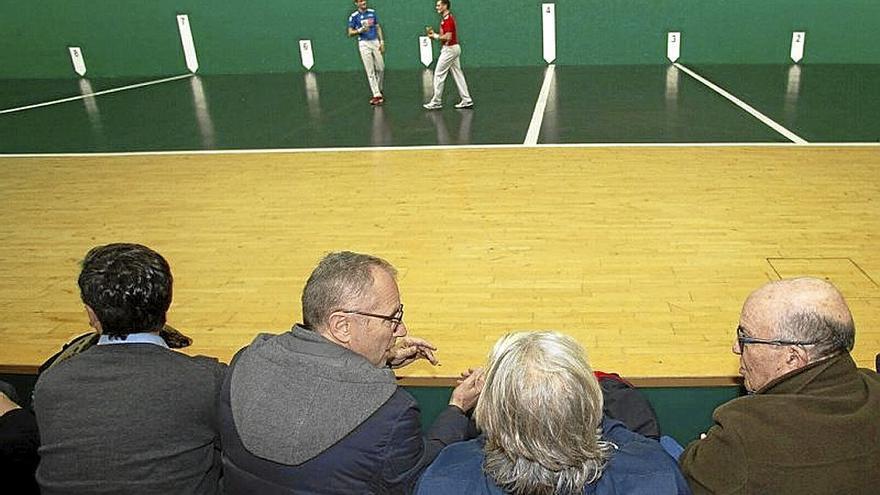 Stefano Domenicali y Carmelo Ezpeleta comentan la exhibición.