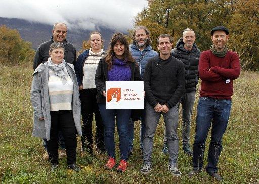 Alcaldes de Sakana y representantes de Guifinet, en la presentación de Sakananet.