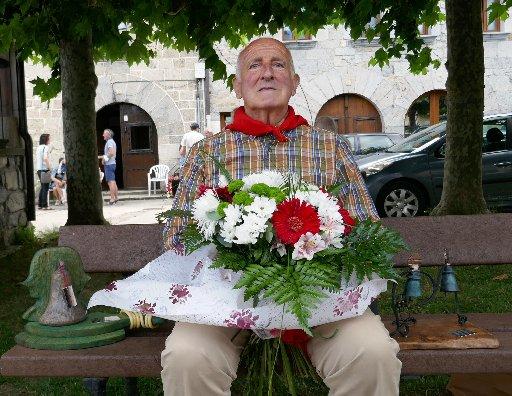 Tomás Ganboa Ganboa posa con los obsequios que recibió en el homenaje organizado por el Ayuntamiento de Arruazu.