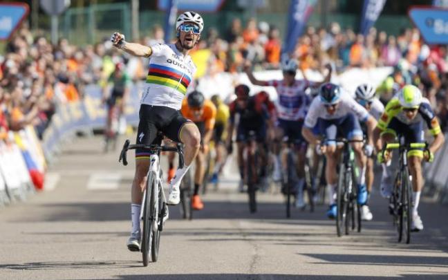 Alaphilippe festeja la victoria en Viana.