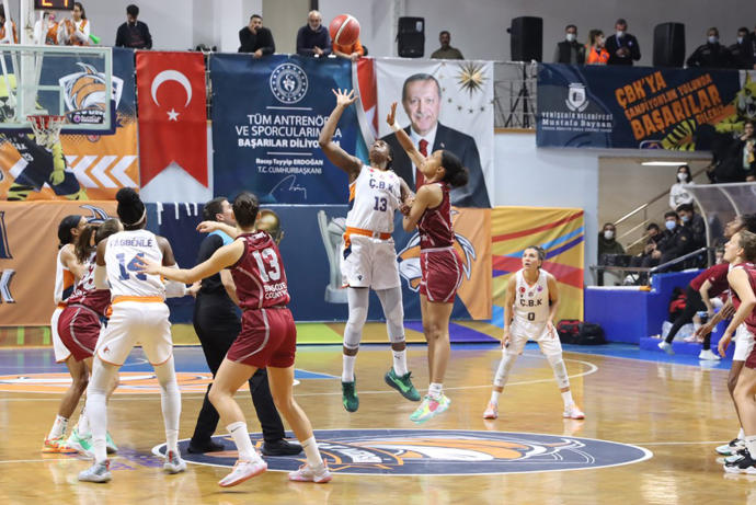 El salto inicial del partido en Mersin, con la imagen de Erdogan al fondo. Foto: FIBA Europa