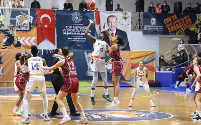 El salto inicial del partido en Mersin, con la imagen de Erdogan al fondo. Foto: FIBA Europa