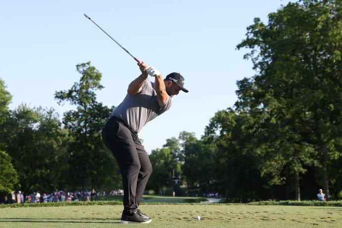 Jon Rahm se dispone a golpear para golpear durante la tercera ronda del The Memorial Tournament.