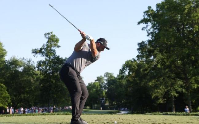 Jon Rahm se dispone a golpear para golpear durante la tercera ronda del The Memorial Tournament.