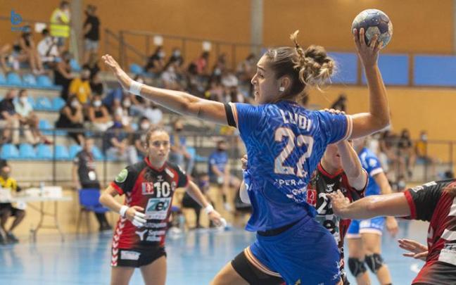 June Loidi se dispone a disparar en un encuentro frente al Zuazo.