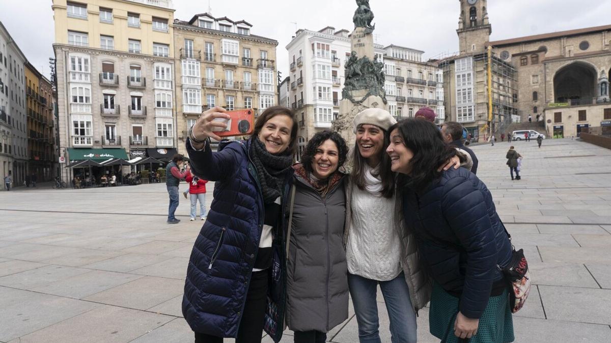 Turistas en el centro de Vitoria.