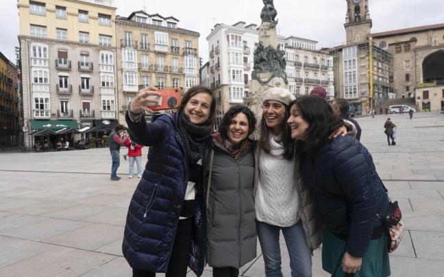 Turistas en el centro de Vitoria. Turistas en el centro de Vitoria.