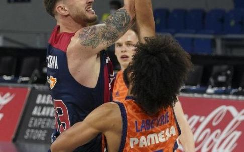 Polonara se dispone a lanzar un gancho ante Labeyrie.