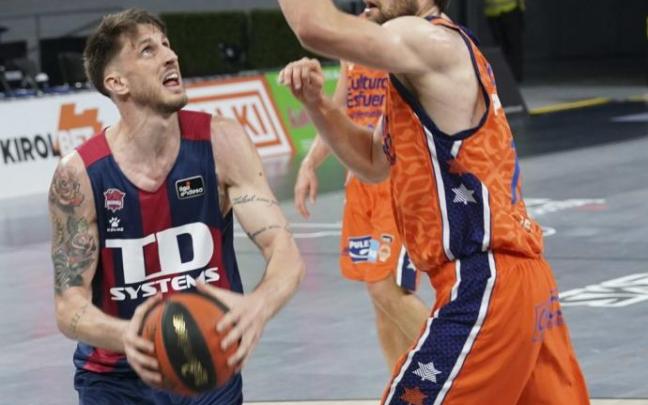 Polonara se dispone a lanzar ante Tobey en uno de sus últimos partidos en Vitoria.