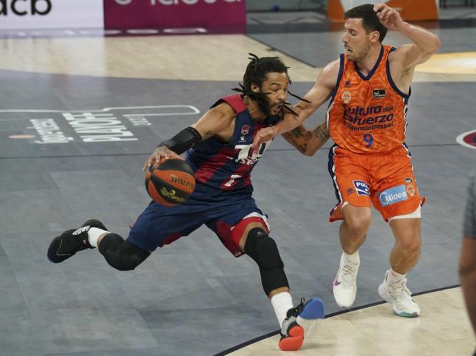 Henry controla el balón en el pasado 'play off' ante el Valencia.