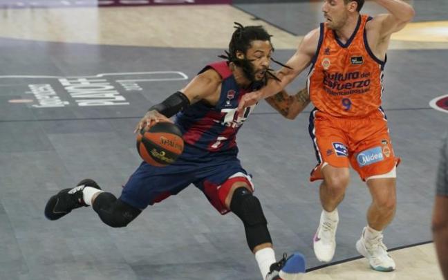 Henry controla el balón en el pasado 'play off' ante el Valencia.