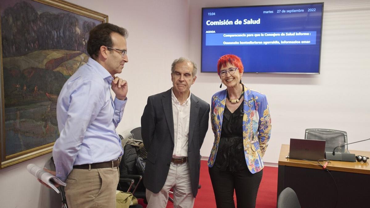 La consejera de Salud, Santos Induráin, junto a Gregorio Achutegui, director gerente de Osasunbidea, en una imagen de archivo.