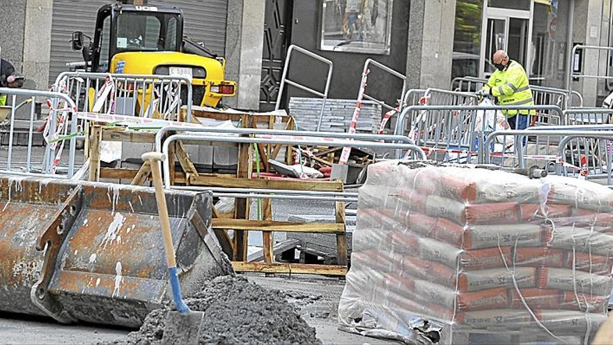 Varios operarios trabajan en la calle en una obra, en una imagen de archivo.
