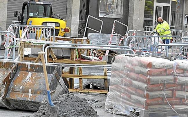 Varios operarios trabajan en la calle en una obra, en una imagen de archivo.