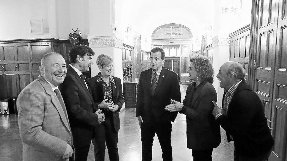 Representantes de las cooperativas hablan con Arantxa Tapia y Miguel Irujo.