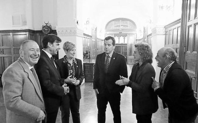Representantes de las cooperativas hablan con Arantxa Tapia y Miguel Irujo. Representantes de las cooperativas hablan con Arantxa Tapia y Miguel Irujo.