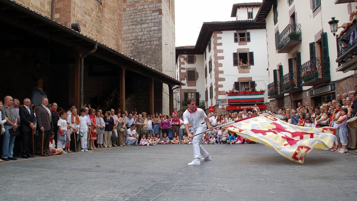 Eduardo Almandoz baila la bandera de Doneztebe por el patrón, San Pedro Apóstol.