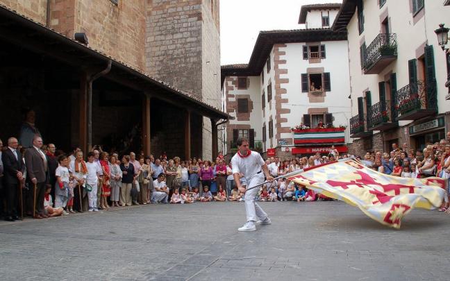 Eduardo Almandoz baila la bandera de Doneztebe por el patrón, San Pedro Apóstol. Eduardo Almandoz baila la bandera de Doneztebe por el patrón, San Pedro Apóstol.