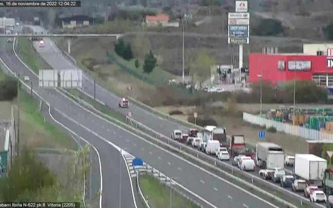 Retenciones en la N-622 por el vuelco del cami&oacute;n