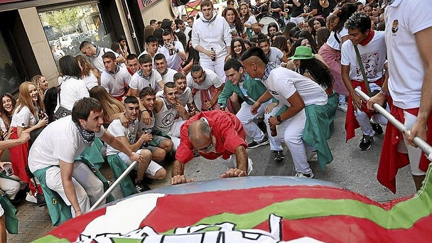 Las peñas pusieron alegría y color en el arranque festivo.