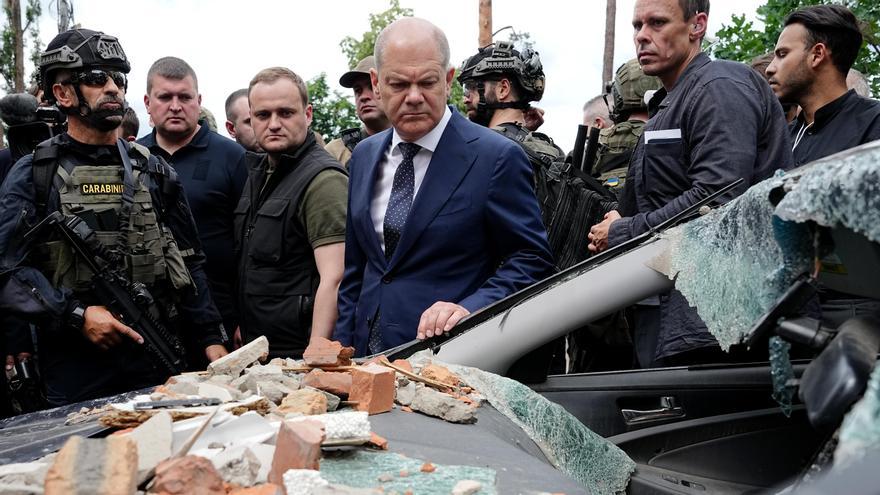Olaf Scholz en una visita a la ciudad ucraniana de Irpin, asolada por las tropas rusas.