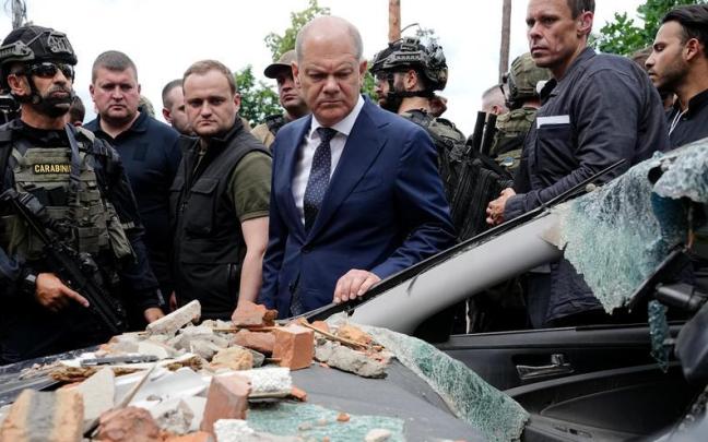 Olaf Scholz en una visita a la ciudad ucraniana de Irpin, asolada por las tropas rusas.