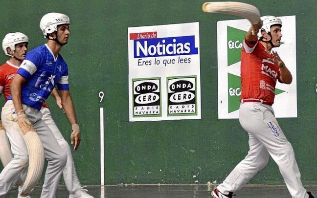 Uterga golpea ante la atenta mirada de Mitxeo y Agirrezabala.