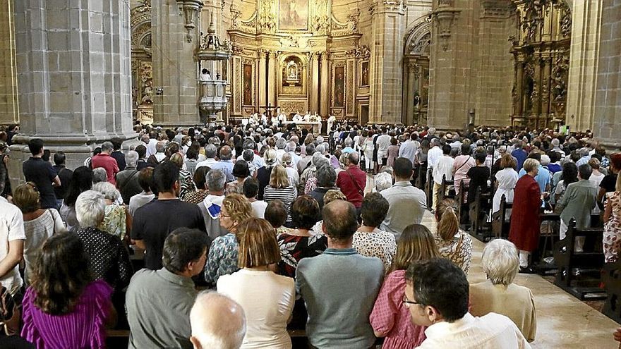 Cientos de personas reunidas en la Basílica de Santa María para escuchar La ‘Salve’.