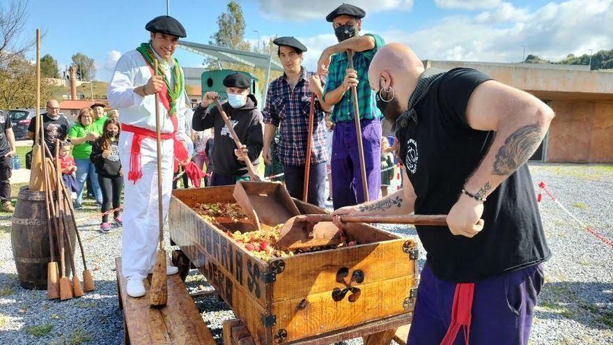 El punto álgido de la fiesta es la ‘kirikoketa’ en la que se machaca la manzana para extraer su zumo.