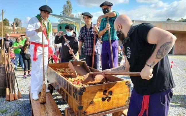 El punto álgido de la fiesta es la ‘kirikoketa’ en la que se machaca la manzana para extraer su zumo. El punto álgido de la fiesta es la ‘kirikoketa’ en la que se machaca la manzana para extraer su zumo.
