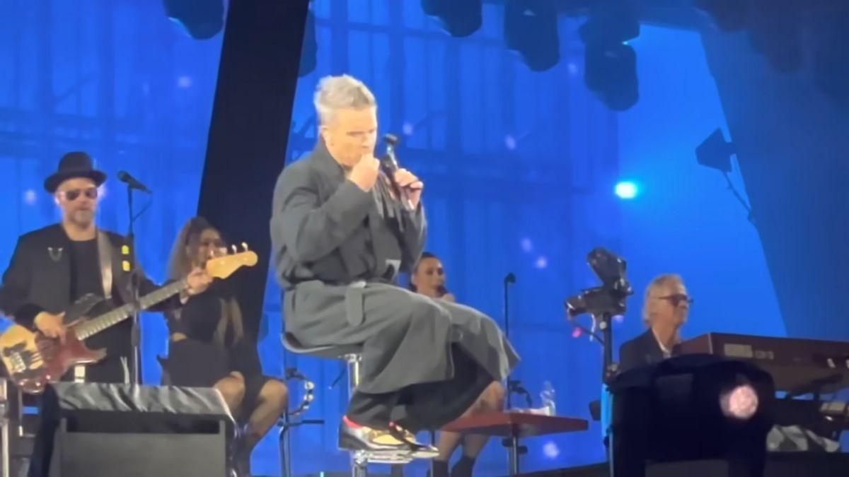Captura de pantalla del vídeo en el que Robbie Williams vomita en un concierto en la ciudad de Múnich.