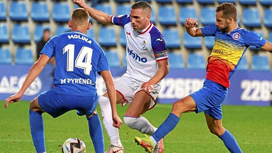 Arbilla protege el balón ayer en Andorra, acosado por dos rivales. | FOTO: LA LIGA