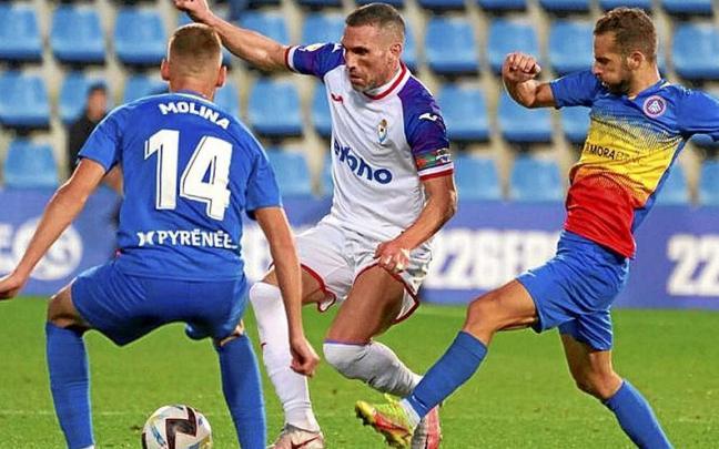 Arbilla protege el balón ayer en Andorra, acosado por dos rivales. | FOTO: LA LIGA