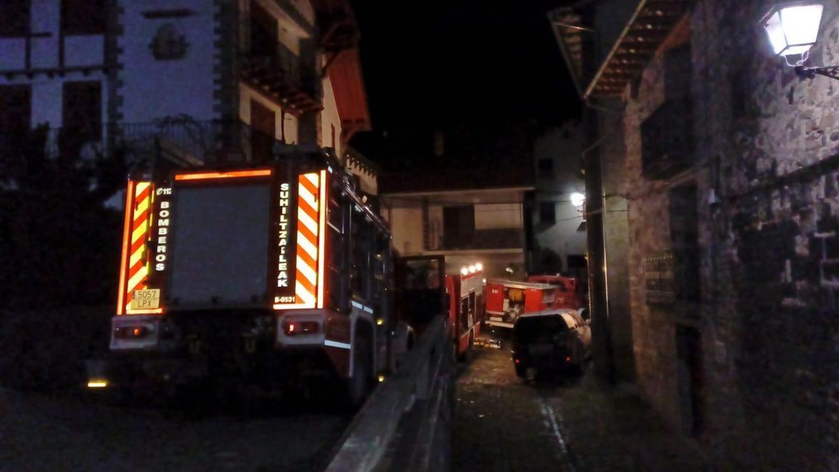 Bomberos trabajan para extinguir el incendio en Etxalar.