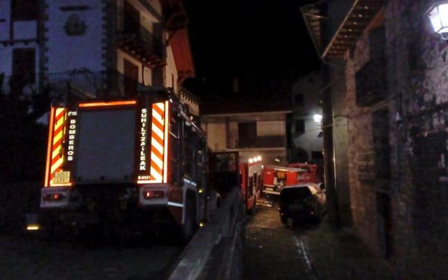 Bomberos trabajan para extinguir el incendio en Etxalar.