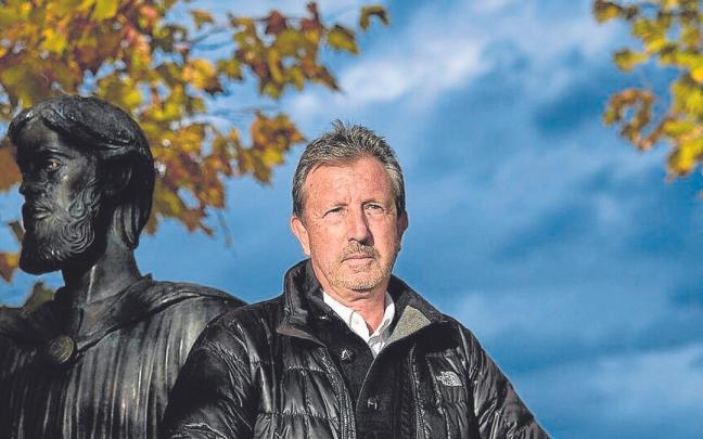 “Lo vasco se identifica con la CAV y Navarra queda con el
pie cambiado” “Lo vasco se identifica con la CAV y Navarra queda con el
pie cambiado”