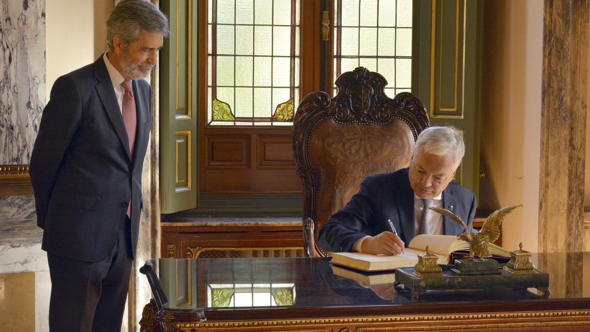 El presidente del CGPJ, Carlos Lesmes, junto al comisario de Justicia europeo, Didier Reynders.