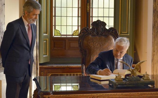 El presidente del CGPJ, Carlos Lesmes, junto al comisario de Justicia europeo, Didier Reynders.