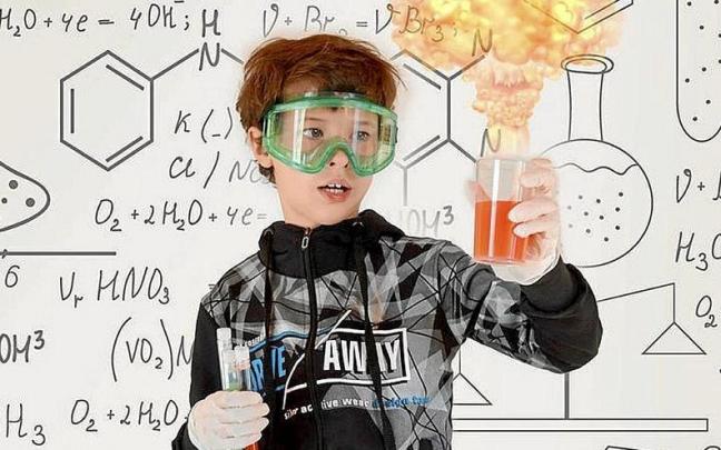 Un ni&ntilde;o hace un experimento en un taller como los de Azkoitia. | FOTO: N.G.