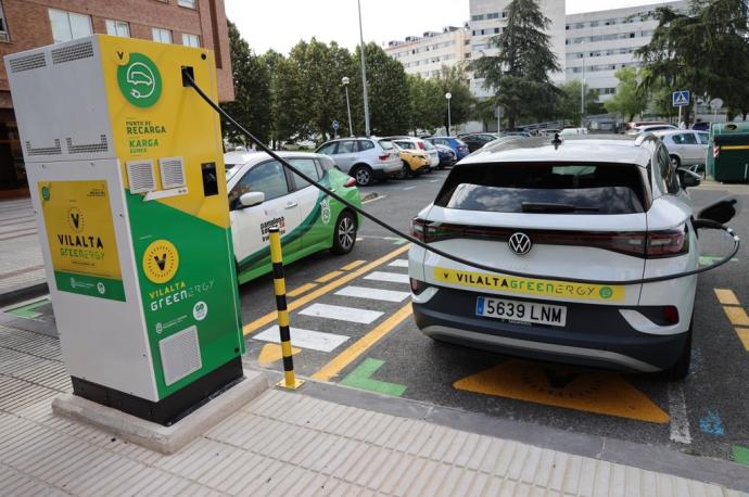 Un coche, en el punto de recarga para vehículos eléctricos gestionado por la empresa concesionaria Vilalta en la calle Paseo Premín.