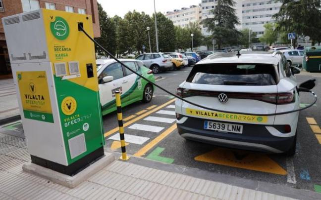Un coche, en el punto de recarga para vehículos eléctricos gestionado por la empresa concesionaria Vilalta en la calle Paseo Premín. Un coche, en el punto de recarga para vehículos eléctricos gestionado por la empresa concesionaria Vilalta en la calle Paseo Premín.