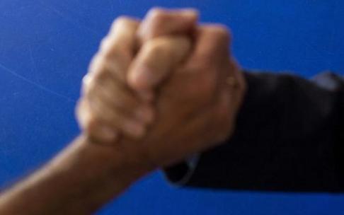 Dos hombres se dan la mano. Dos hombres se dan la mano.